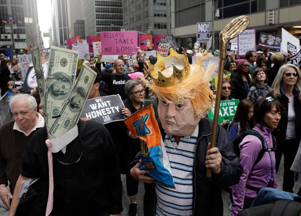 Manifestantes pedem que Trump divulgue imposto de renda