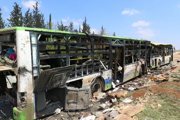 Guerra na Síria:  Comboio de ônibus levava moradores xiitas para cruzar de território rebelde para território do governo (Ammar Abdullah/Reuters)