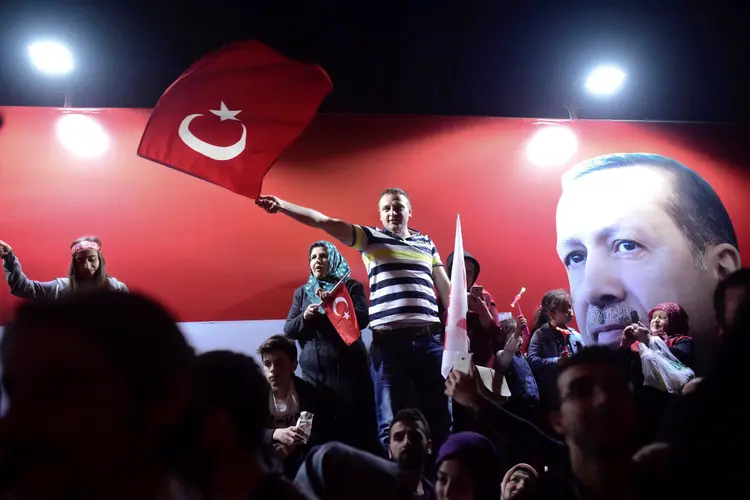 Referendo na Turquia: Apoiadores do presidente Tayyip Erdogan comemoram a vitória do "sim" ao presidencialismo (Yagiz Karahan/Reuters)