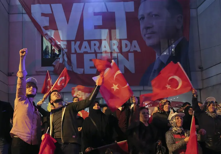 Referendo na Turquia: O voto pelo "sim" substitui a democracia parlamentarista por uma presidência poderosa  (Huseyin Aldemir/Reuters)