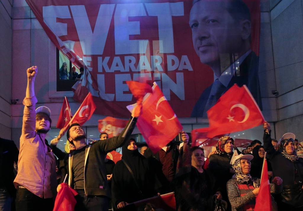 Presidente turco celebra vitória com vantagem estreita