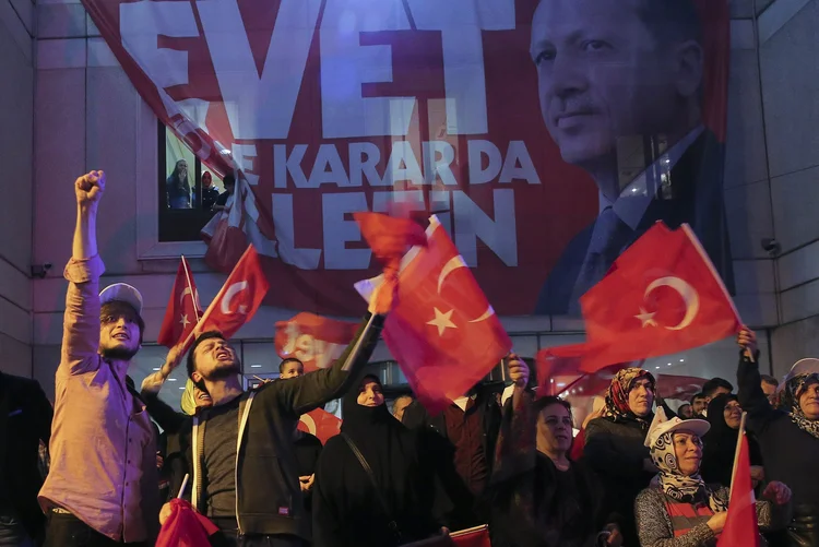 Apoiadores do presidente turco Recep Tayyip Erdogan na Turquia (Huseyin Aldemir/Reuters)