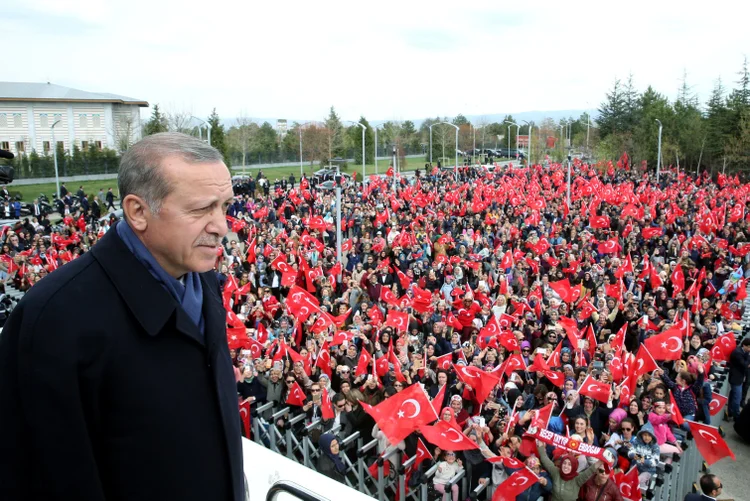 Erdogan: a medida é tomada graças às prerrogativas do estado de emergência estabelecido após a fracassada tentativa de golpe (Yasin Bulbul/Presidential Palace/Handout/Reuters)