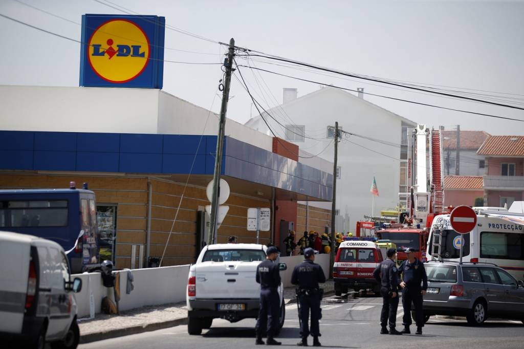 Avião cai perto de supermercado em Portugal e deixa 5 mortos