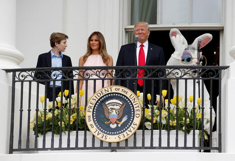 Família Trump: a interpretação do hino nacional proporcionou uma das cenas mais chamativas, quando Melania teve que indicar a seu marido com um gesto que pusesse a mão sobre o coração (Joshua Roberts/Reuters)