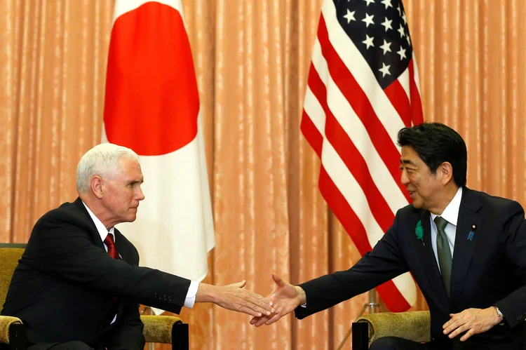 Mike Pence e Shinzo Abe: Japão teme que uma ação dos Estados Unidos possa desencadear uma crise regional mais ampla (Kim Kyung-Hoon/Reuters/Reuters)
