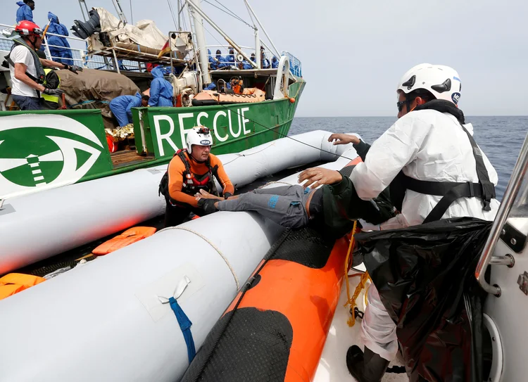Resgate no Mediterrâneo: quase 9 mil pessoas, a maioria formada por africanos, foram resgatadas durante o fim de semana da Páscoa (Darrin Zammit Lupi/Reuters)