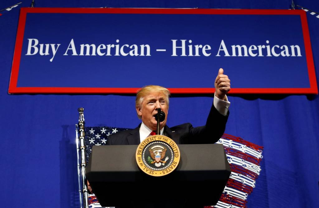 "Comprar e contratar nos EUA": Trump tenta concretizar promessa