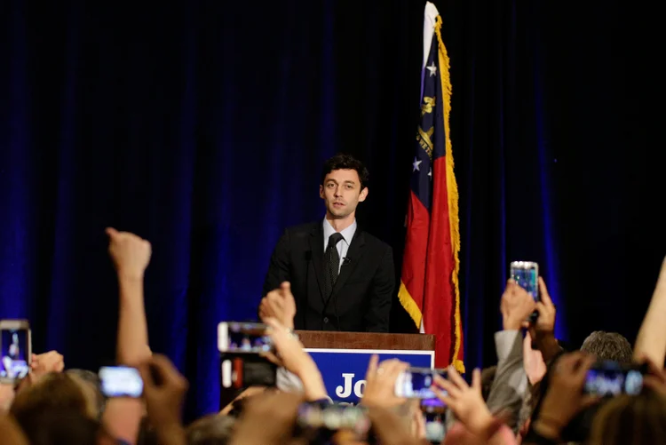 Jon Ossoff: com 100% das urnas apuradas, Ossoff ficou em primeiro lugar com 48,1% dos votos (Marvin Gentry/Reuters)