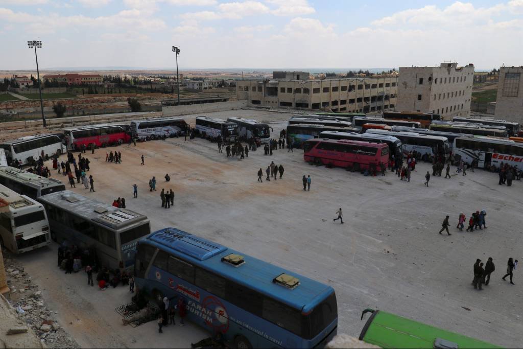 Síria reinicia retirada de moradores de cidades sitiadas