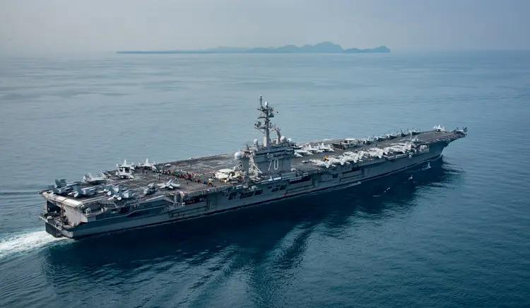 Porta-aviões americano: "O fato é que está, sim, a caminho da Península de Coreia", garantiu Spicer (Sean M. Castellano/Cortesia da Marinha dos EUA/Reuters)