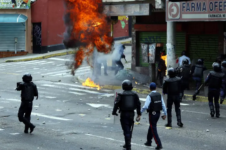 Protestos na Venezuela: líderes da oposição culpam as forças de segurança pelos enfrentamentos que acontecem quando impedem a passagem dos manifestantes (Carlos Eduardo Ramirez/Reuters)