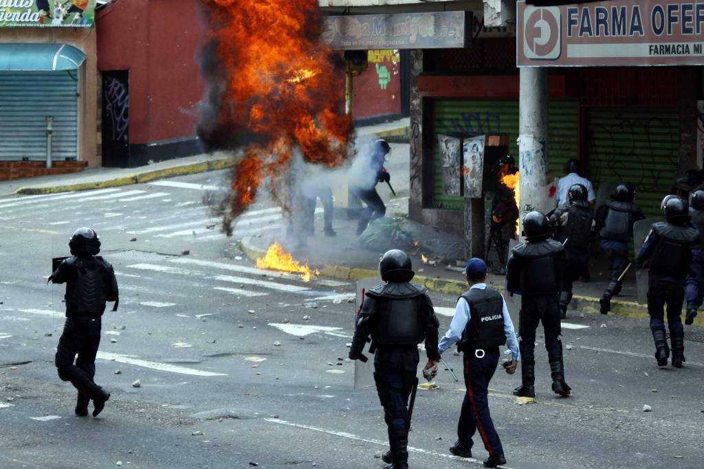 Venezuelanos pressionam por eleições; manifestações continuam
