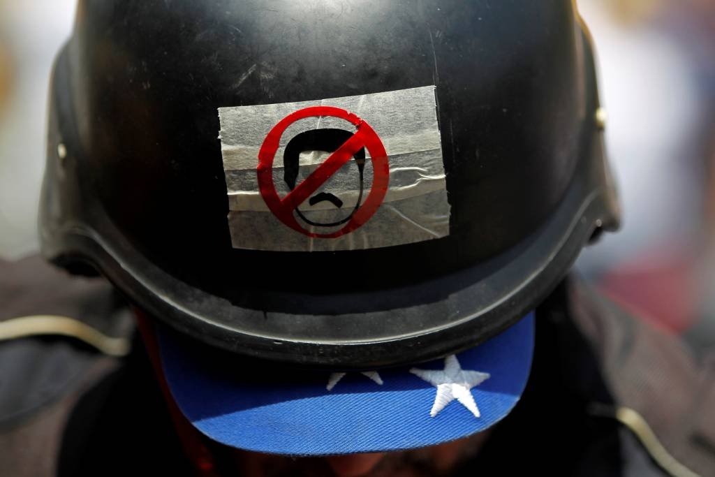 Opositores venezuelanos bloqueiam vias em "plantão" anti-ditadura