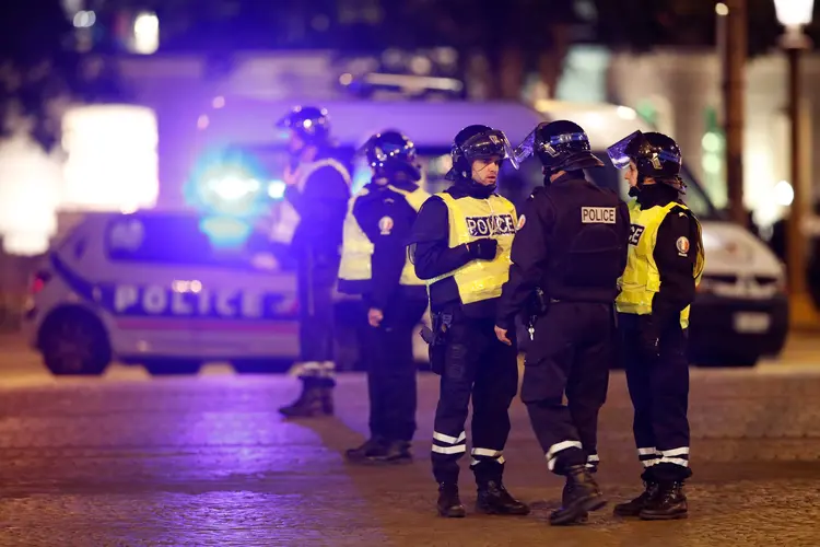 Tiroteio na Champs-Élisées: fontes policiais disseram pouco antes que o tiroteio poderia ter sido uma tentativa de assalto (Christian Hartmann/Reuters)