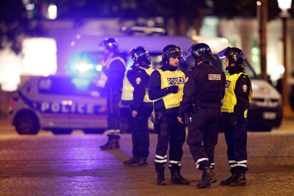 Sem motivo claro, polícia era o alvo de tiroteio em Paris