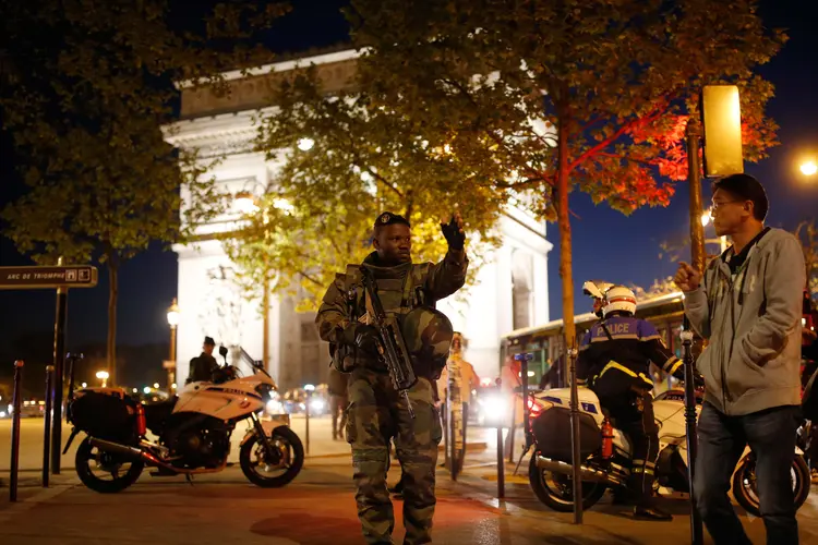 Policiais fecham a Champs-Elisées: escritório de combate ao terrorismo abriu uma investigação sobre o tiroteio (Benoit Tessier/Reuters)