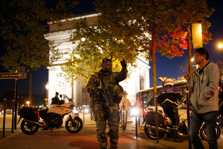 Policiais fecham avenida Champs-Elysees após tiroteio em Paris, na França, dia 20/04/2017 (Benoit Tessier/Reuters)