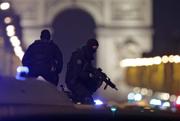 Tiroteio em Paris: Hollande confirmou que um policial morreu e outros dois ficaram gravemente feridos (Christian Hartmann/Reuters)