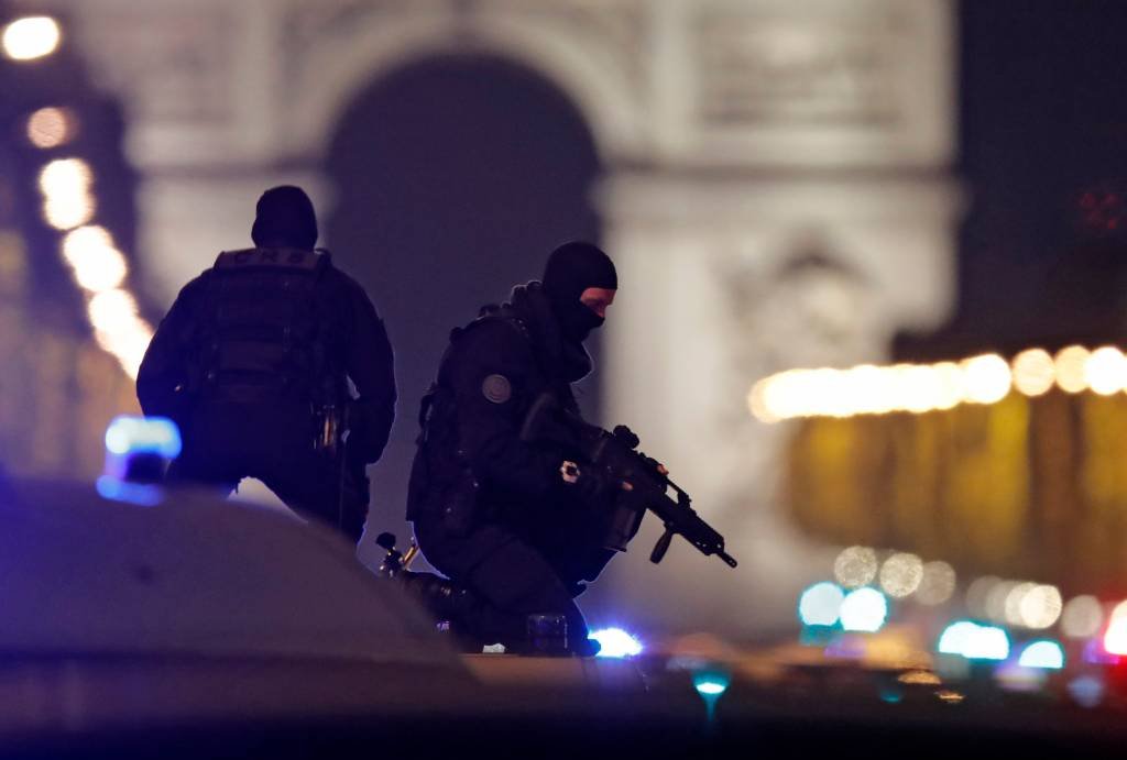 Tiroteio em Paris: Hollande confirmou que um policial morreu e outros dois ficaram gravemente feridos (Christian Hartmann/Reuters)