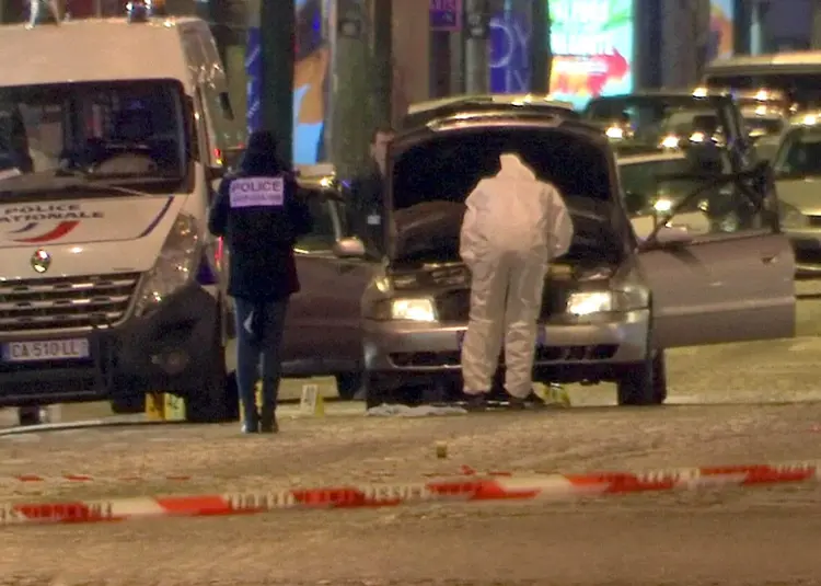 Imagens de TV mostram especialistas inspecionando carro usado por atirador na Champs-Elysées, em Paris, dia 20/04/2017 (Divulgação/Reuters)