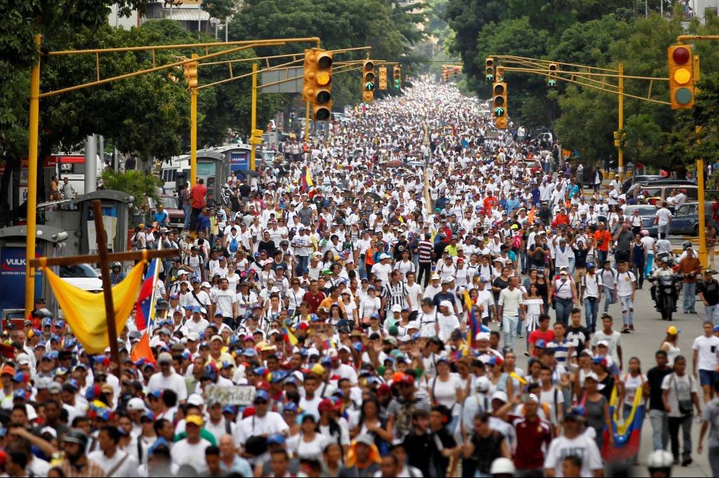 Oposição marcha em silêncio após distúrbios na Venezuela