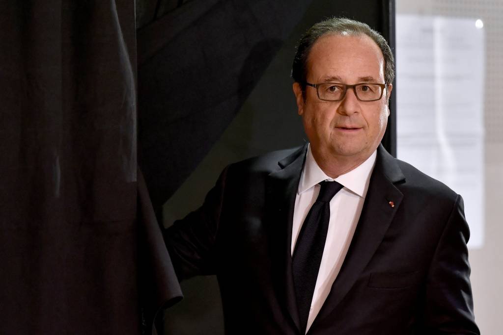 Hollande anuncia voto em Macron e diz que Le Pen seria "risco"