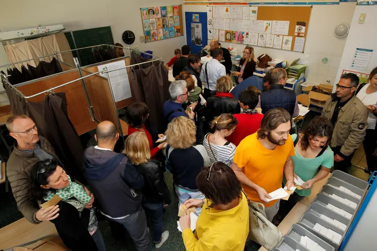 Franceses votam em colégio eleitoral no primeiro turno das eleições presidenciais da França (REUTERS/Philippe Laurenson/Reuters)
