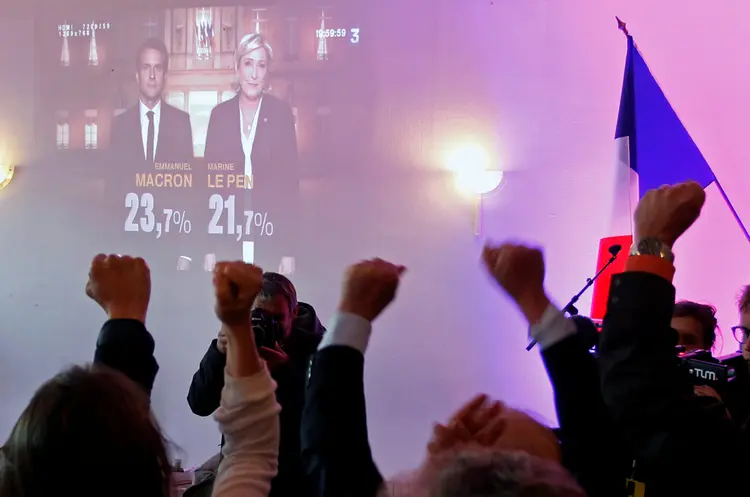 Eleições: segundo uma das pesquisas, Marine e Fillon "lutam voto a voto pela segunda colocação" (REUTERS/Emmanuel Foudrot/Reuters)
