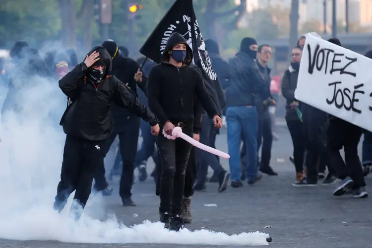 Manifestantes antifascistas são contidos pela polícia na praça da Bastilha (REUTERS/Jean-Paul Pellisier/Reuters)