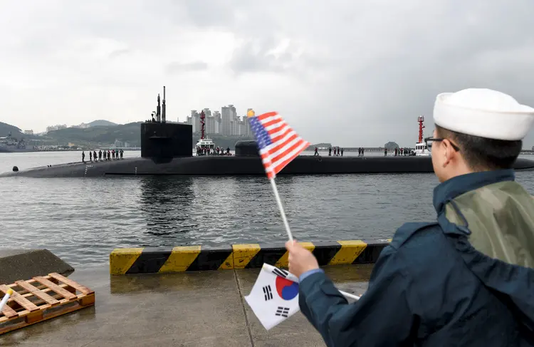Submarino americano na Coreia do Sul: "A Coreia do Sul e os Estados Unidos têm trabalhado para garantir uma capacidade operacional inicial do sistema THAAD em resposta ao avanço da ameaça nuclear e de mísseis da Coreia do Norte" (Jermaine Ralliford/Courtesy U.S. Navy/Reuters)