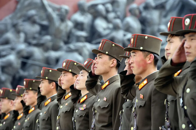 Soldados da Coreia do Norte participam de homenagem à fundação do Exército (Kyodo/Reuters/Reuters)
