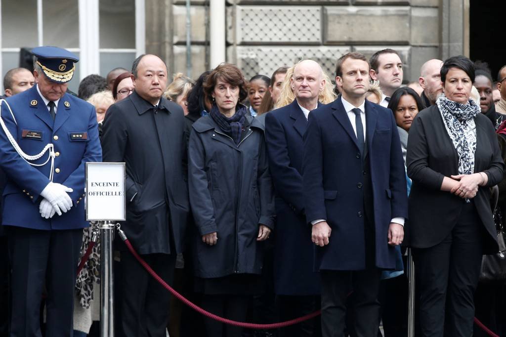 Le Pen e Macron se encontram em homenagem a policial morto