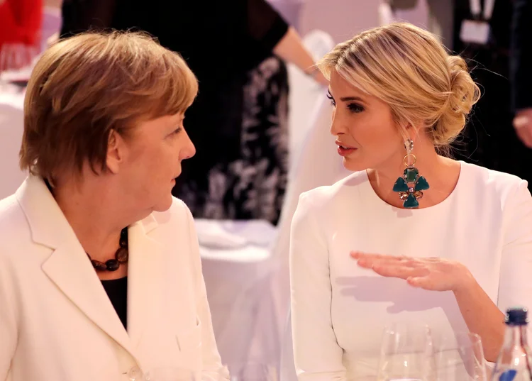 Angela Merkel e Ivanka Trump: “Isso é típico de Merkel: ela trabalha com o que tem à disposição”, disse a professora de Ciências Políticas da Escola de Governança Hertie (Michael Sohn/Reuters)