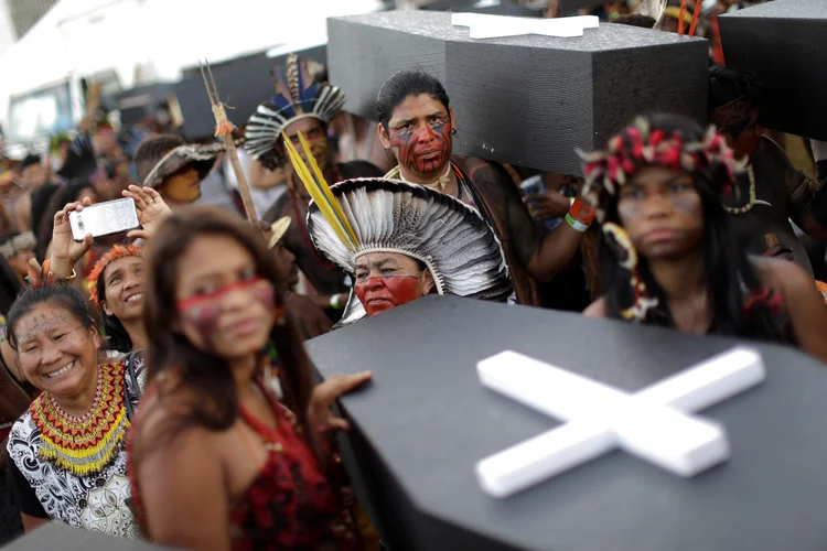 Protesto de indígenas: equipes da ONU no Brasil relataram que a Funai "tem sofrido um agressivo corte de orçamento e que hoje está em seu nível mais baixo nos últimos dez anos" (Ueslei Marcelino/Reuters)