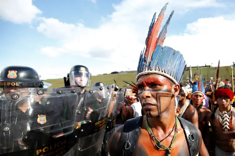 Protesto: uma das demandas históricas dos indígenas é a crítica à proposta de emenda à Constituição (PEC) 2015/2000, que transfere do Executivo para o Congresso Nacional o poder de demarcar terras indígenas (Gregg Newton/Reuters)