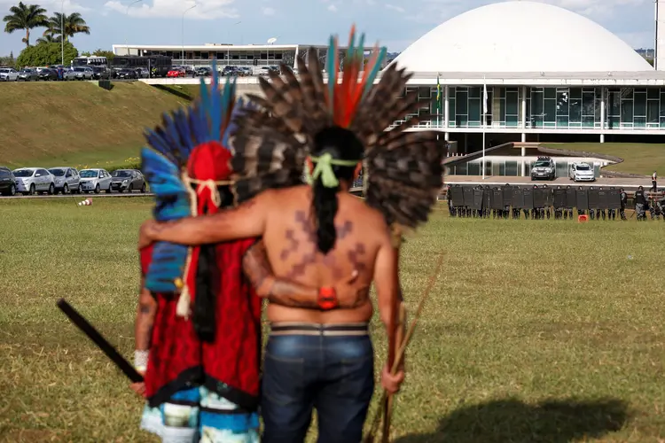 Indígenas protestam em Brasília: "Temos que envolver governo do Estado, prefeituras e o próprio Estado brasileiro para que essa questão fundiária seja resolvida" (Ueslei Marcelino/Reuters)