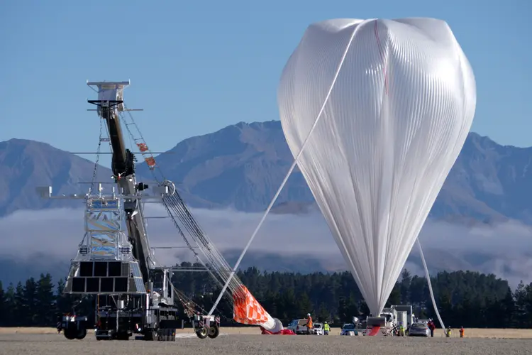 Balão, lançado na terça-feira em Wanaka, na Ilha Sul da Nova Zelândia, irá coletar dados 34 quilômetros acima da Terra (Bill Rodman/Reuters)