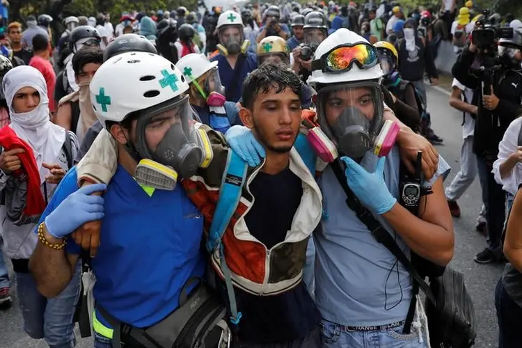 Manifestante ferido em protestos: como cerca de 85% dos suprimentos médicos estão indisponíveis, segundo um grupo farmacêutico (Carlos Garcia Rawlins/Reuters)