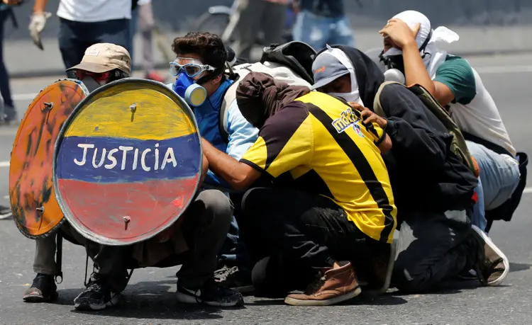 Protestos: o presidente Nicolás Maduro assegurou ontem que as vítimas mortais já chegavam a 29 (Carlos Garcia Rawlins/Reuters)