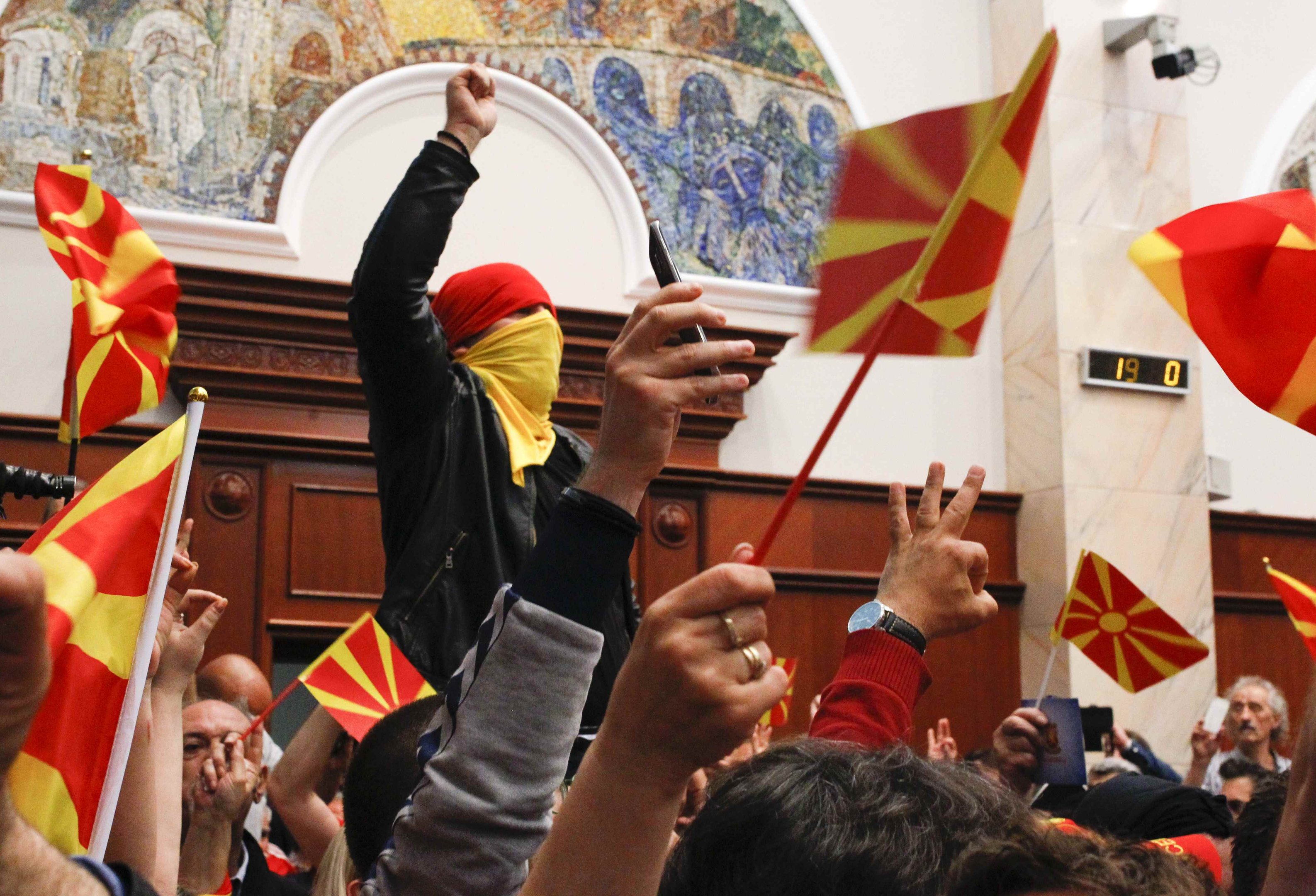 Manifestantes invadem parlamento da Macedônia e agridem deputados