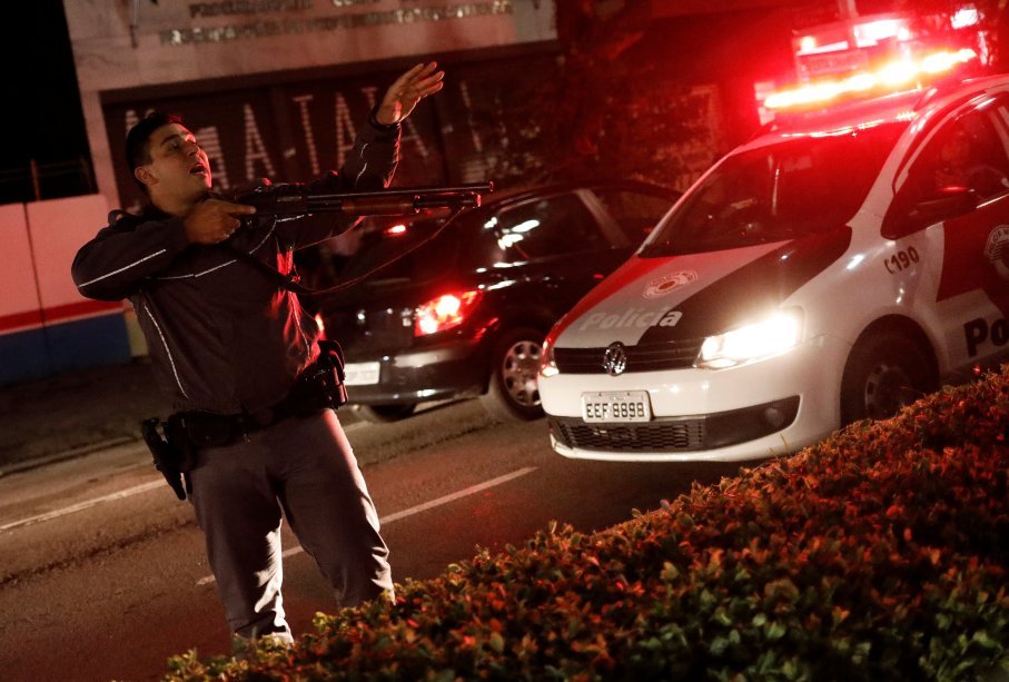 Ação da polícia durante protesto do Movimento Sem Terra (MST), nas primeiras horas da greve geral, em São Paulo