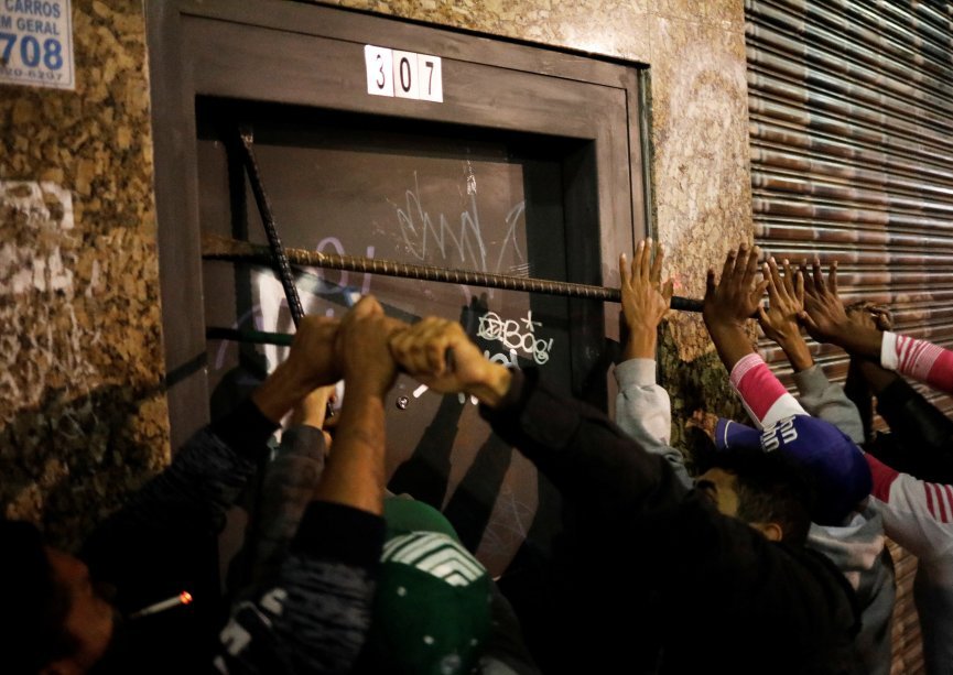Membros do MST tentam ocupar prédio vazio em São Paulo, durante greve geral, contra reformas propostas pelo governo Temer