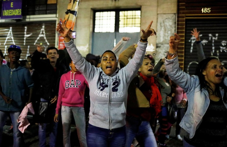 Membros do MST tentam ocupar prédio vazio em São Paulo, durante greve geral, contra reformas propostas pelo governo Temer