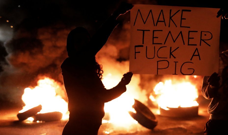 Manifestante durante greve geral, em São Paulo, contra reformas propostas pelo governo Temer