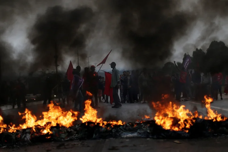 Greve geral: manifestantes do MTST bloqueiam vias de Brasília (REUTERS/Ueslei Marcelino/Reuters)