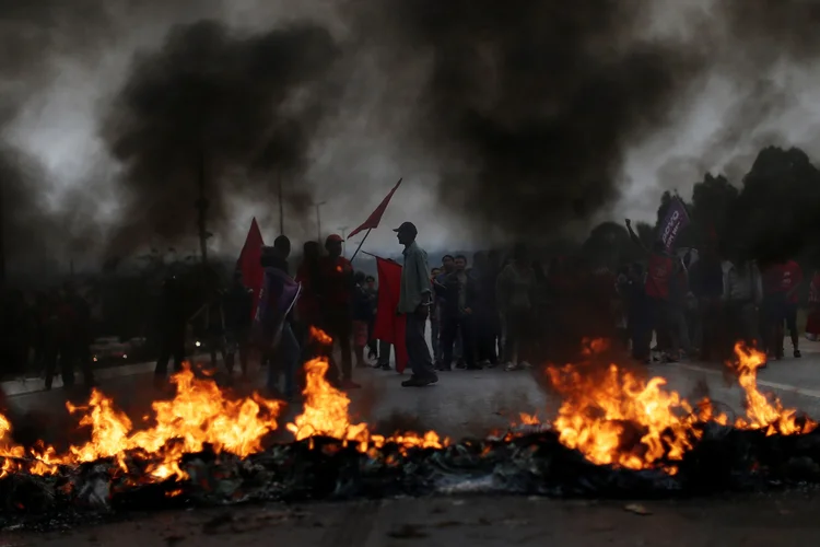 Protesto em Brasília: desde a meia noite, a esplanada dos Ministérios está bloqueada nos seus dois sentidos e a polícia reforçou o policiamento para controlar o acesso ao local (Ueslei Marcelino/Reuters)