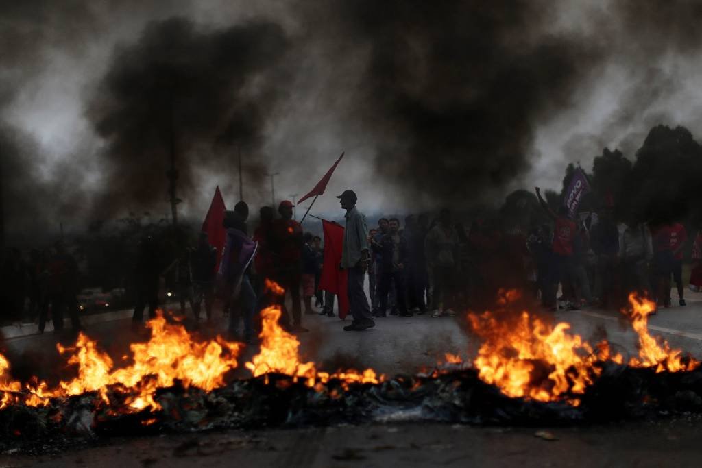 Manifestantes começam a chegar à Esplanada dos Ministérios