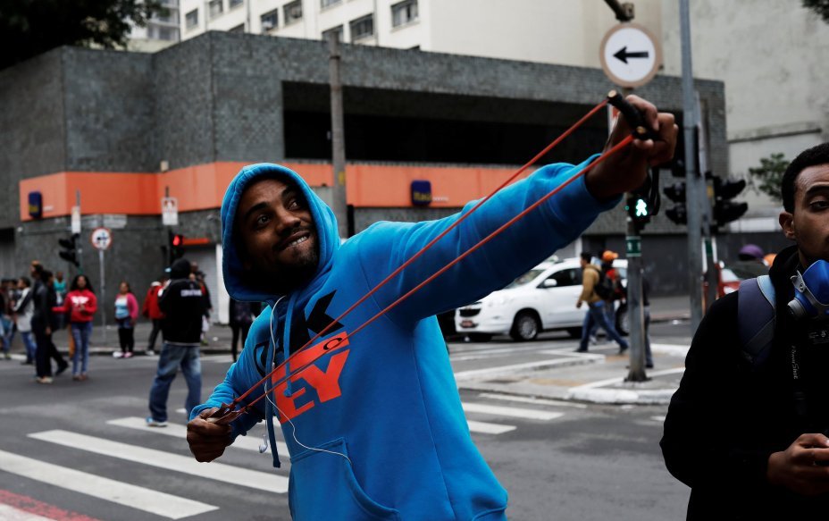 Membro do MST, em São Paulo, durante greve geral, contra reformas propostas pelo governo Temer