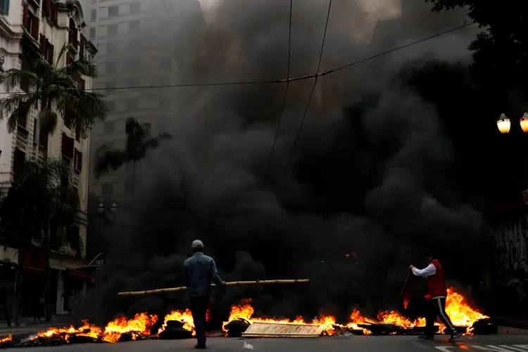 Membro do MTST durante bloqueio em avenidas do centro de São Paulo em dia de greve geral (28/04) (Nacho Doce/Reuters)
